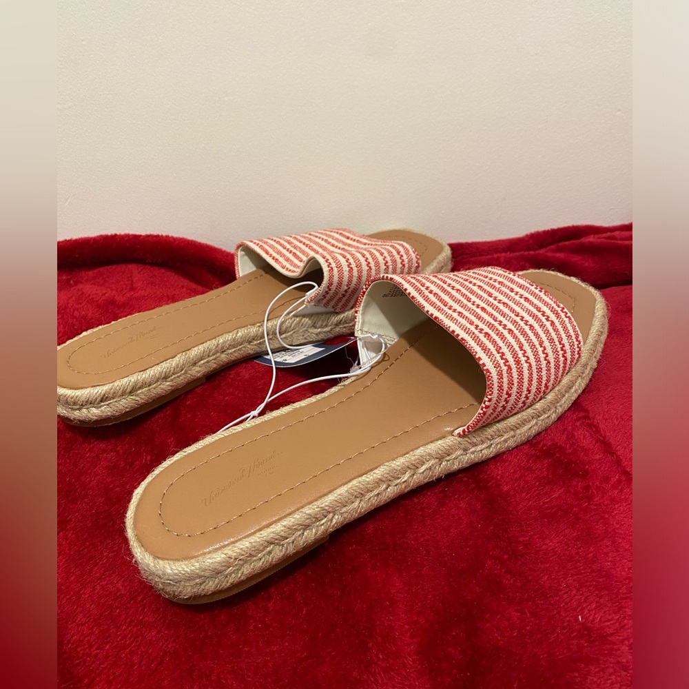 NWT Universal Thread Sandals - Picture 2 of 2